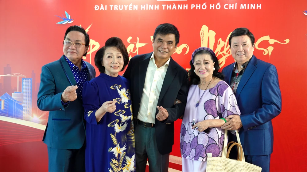 Tổng Giám đốc Đài Truyền hình TPHCM Cao Anh Minh và NSND Kim Cương, NSND Bạch Tuyết, NSND Thanh Tuấn và NSƯT Bảo Quốc tại buổi họp mặt thân tình đầu năm mới 2025 của HTV. Ảnh: THÚY BÌNH