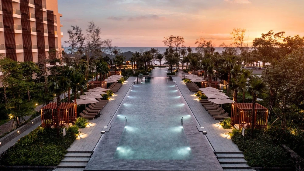 Trải nghiệm bơi lội dưới ánh hoàng hôn tại Crowne Plaza Phu Quoc Starbay