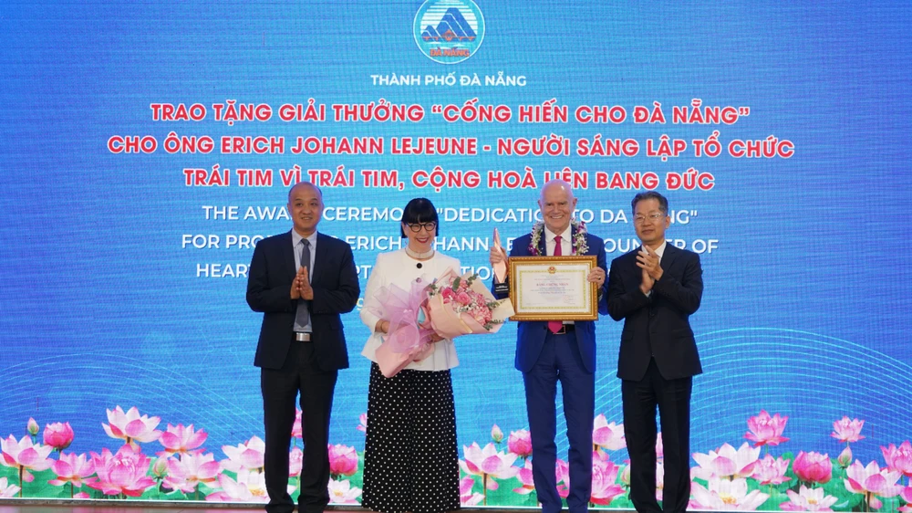 Ông Nguyễn Văn Quảng, Bí thư Thành ủy Đà Nẵng và ông Lê Quang Nam, Phó Chủ tịch UBND TP Đà Nẵng, tặng Giải thưởng “Cống hiến cho Đà Nẵng” cho ông Erich Johann Lejeune, công dân Đức, người sáng lập Tổ chức “Trái tim vì trái tim”. Ảnh: XUÂN QUỲNH