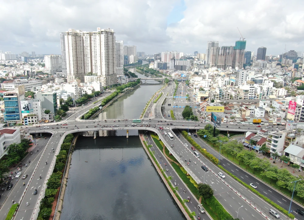 Cầu Calmette bắc qua kênh Tàu Hủ - Bến Nghé, nối liền hai bờ quận 1 và quận 4 (TPHCM). Đây là điểm giao thông trọng yếu trên đường Võ Văn Kiệt - một trong những công trình hạ tầng biểu tượng, đánh dấu bước chuyển mình mạnh mẽ của TPHCM sau 50 năm Ngày giải phóng miền Nam, thống nhất đất nước Ảnh: Hoàng Hùng N3a.jpg