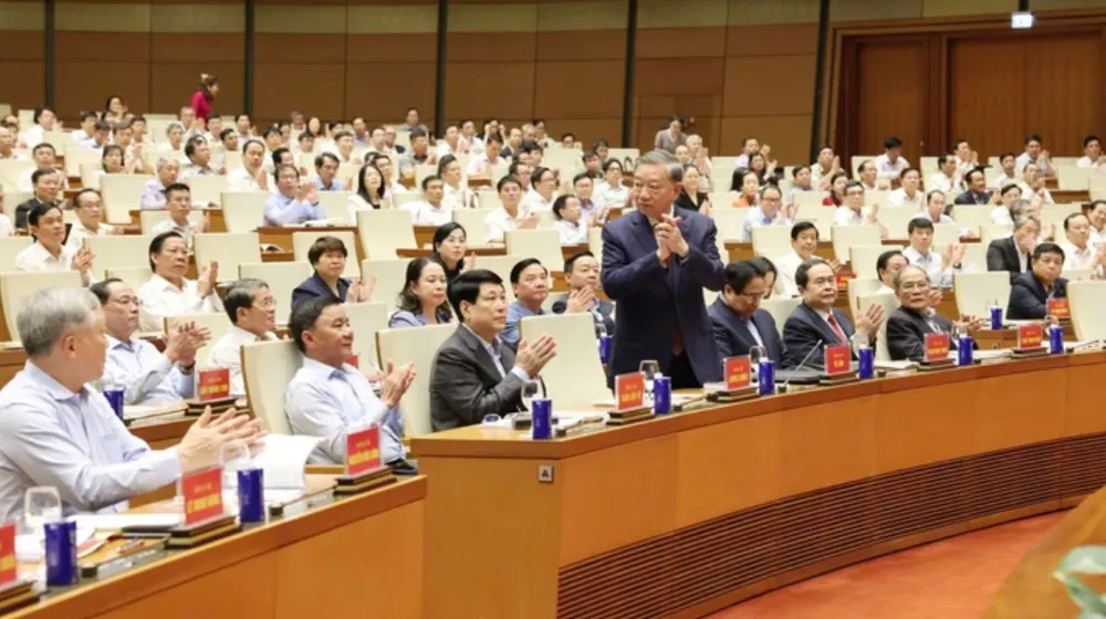 Tổng Bí thư Tô Lâm, Chủ tịch nước Lương Cường, Thủ tướng Phạm Minh Chính, Chủ tịch Quốc hội Trần Thanh Mẫn và các đại biểu dự Hội nghị toàn quốc quán triệt, triển khai thực hiện Nghị quyết Hội nghị lần thứ 11 Ban Chấp hành Trung ương Đảng khóa XIII, sáng 16-4. Ảnh: QUANG PHÚC Screenshot 2025-04-16 191710.png