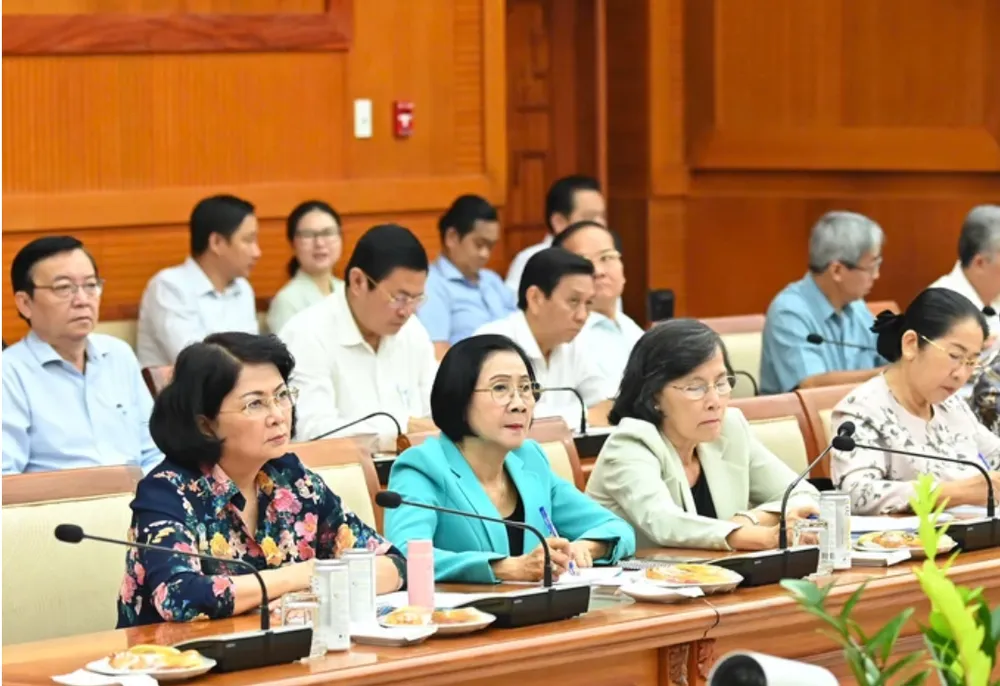 Các đồng chí nguyên lãnh đạo Đảng và Nhà nước, nguyên lãnh đạo TPHCM qua các thời kỳ dự hội nghị tại điểm cầu TPHCM. Ảnh: VIỆT DŨNG Screenshot 2025-04-16 191837.png