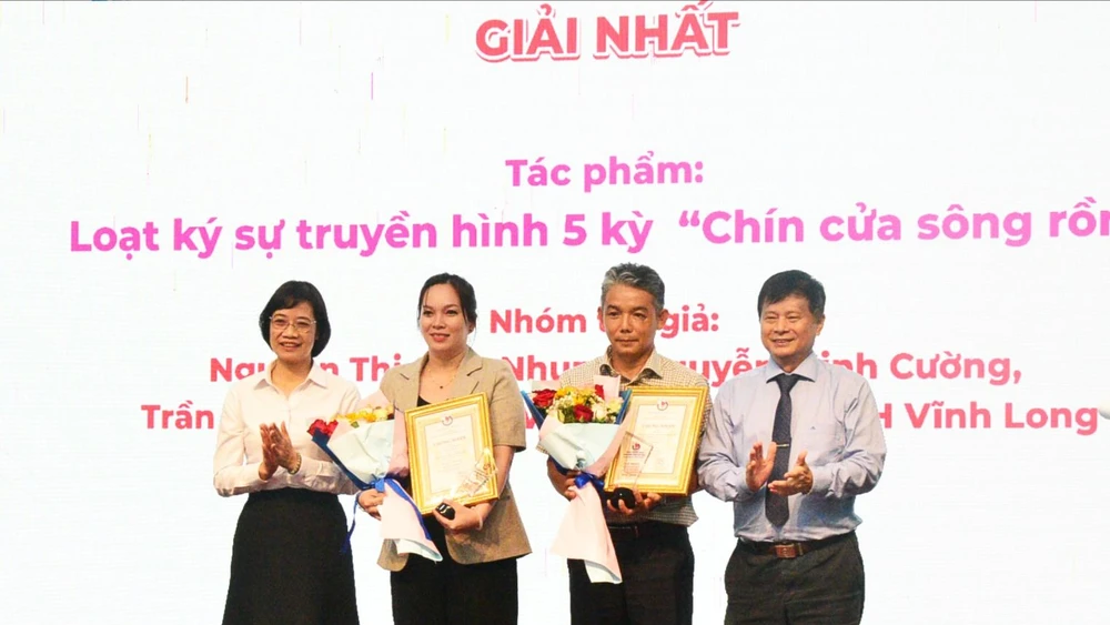 Nhà báo Trần Trọng Dũng, Phó Chủ tịch Hội Nhà báo Việt Nam trao giải Nhất cho nhóm tác giả
