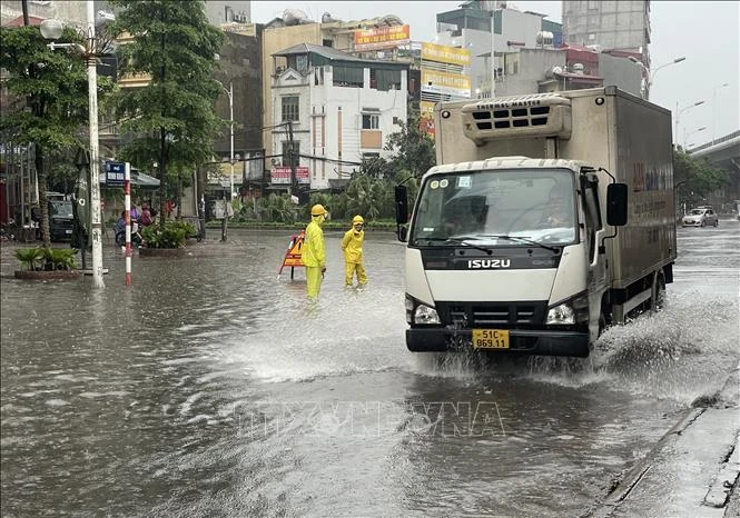 Ngập trên tuyến phố Minh Khai, quận Hai Bà Trưng. Ảnh: Trần Việt/TTXVN ha-noi-1525-6.jpg
