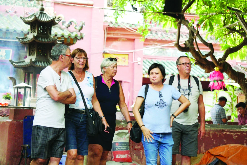 Đoàn khách quốc tế tham quan chùa Ngọc Hoàng (quận 1, TPHCM). Ảnh: HOÀNG HÙNG khach-du-lich-tham-quan-chua-ngoc-hoang-quan-1-anh-hoang-hung-original-332-990.jpg