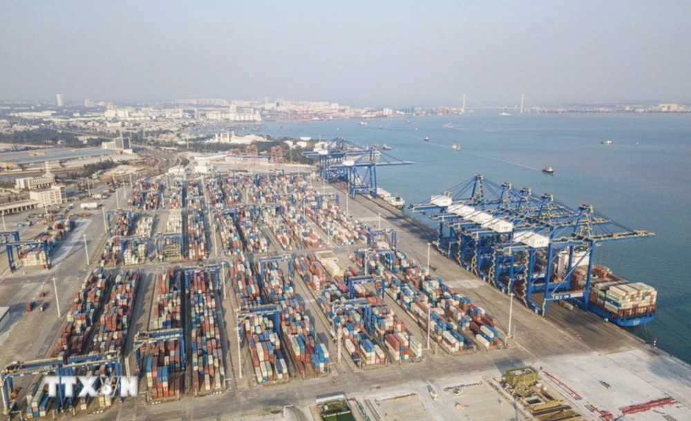 Quang cảnh cảng hàng hóa tại tỉnh Hải Nam, Trung Quốc. Ảnh: THX/TTXVN 25hainam-3290.png