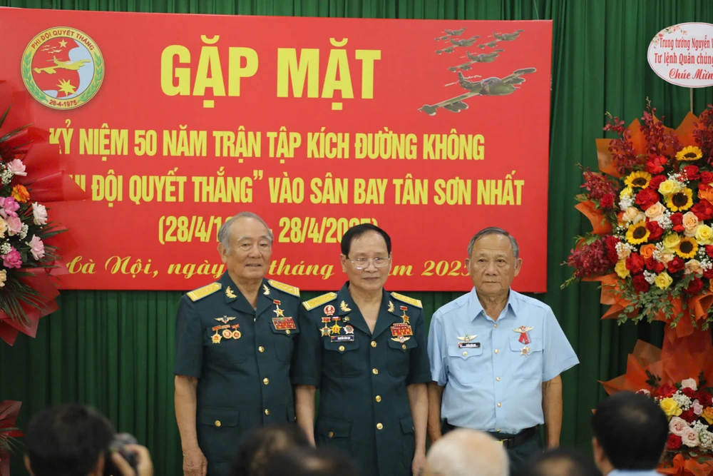 Ba phi công của Phi đội Quyết Thắng (từ trái sang): Hán Văn Quảng, Nguyễn Văn Lục, Trần Văn On C1d.jpg