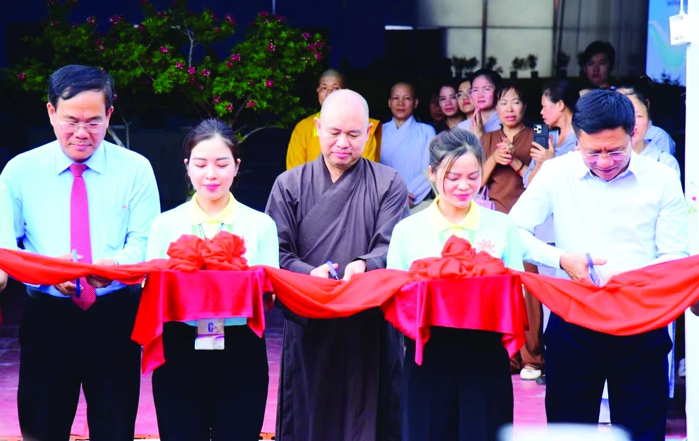 Các đại biểu cắt băng khai trương Trung tâm Báo chí phục vụ Đại lễ Phật đản Liên hợp quốc - Vesak 2025 C2a.jpg