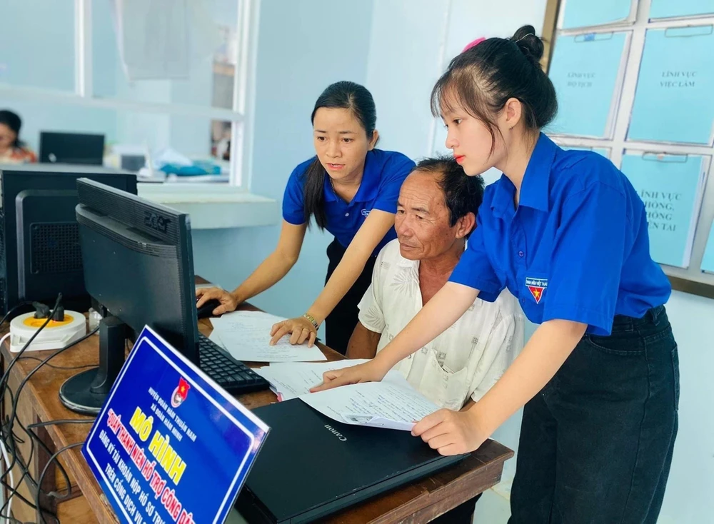 Đoàn viên, thanh niên xã Hàm Ninh (huyện Hàm Thuận Nam, tỉnh Bình Thuận) phổ cập kiến thức số cho người dân C4a.jpg