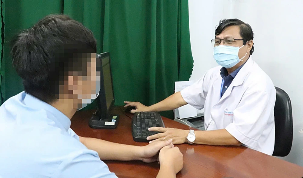 Bác sĩ Bệnh viện Tâm thần TPHCM đang thăm khám và tư vấn cho người bệnh C4b.jpg