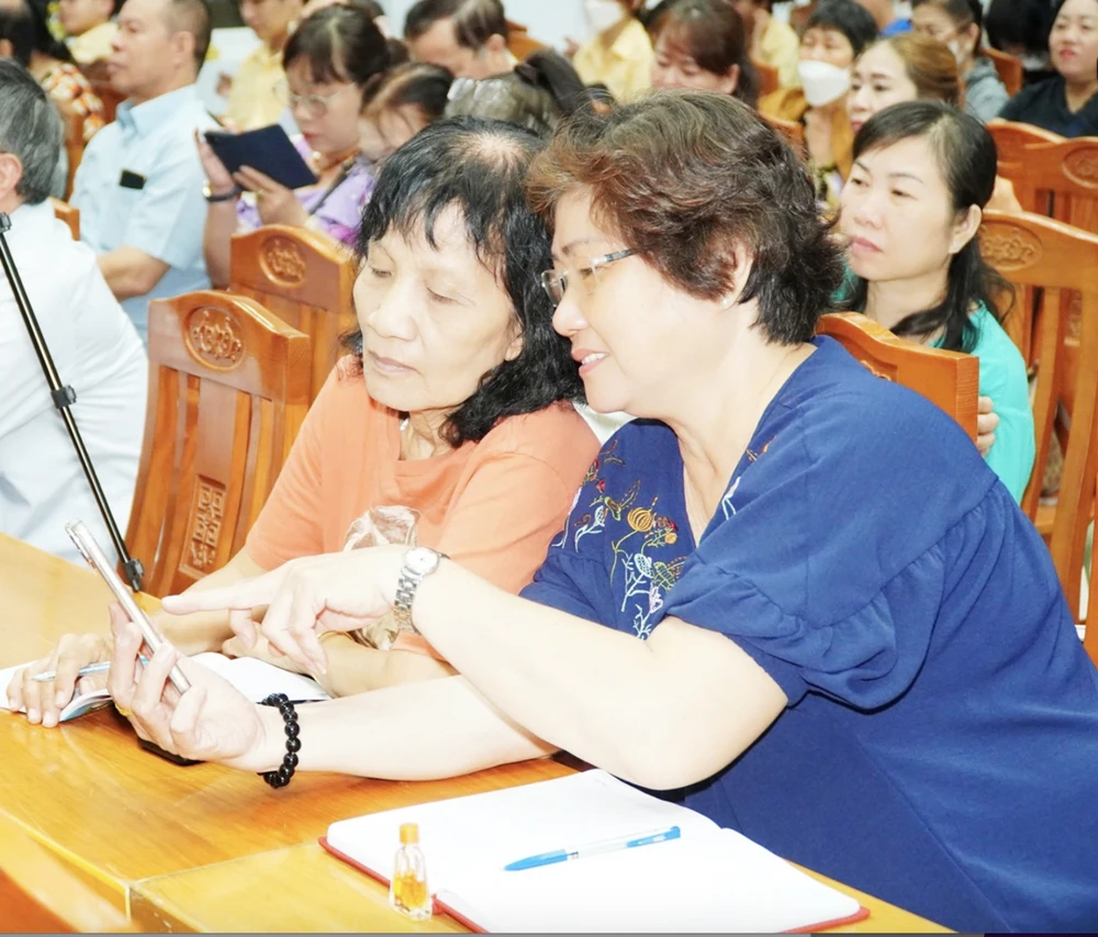 Cán bộ, công chức phường, cán bộ các khu phố và người dân phường Tân Hưng, quận 7, TPHCM tham gia lớp học “Hành trình đến công nghệ số”. Ảnh: Thu Hường C4c.jpg