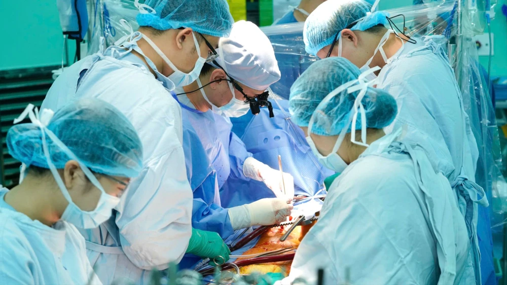 Ảnh minh họa TS BS. Cao Đằng Khang - Trưởng khoa Phẫu thuật tim mạch BV ĐHYD thực hiện phẫu thuật.jpg