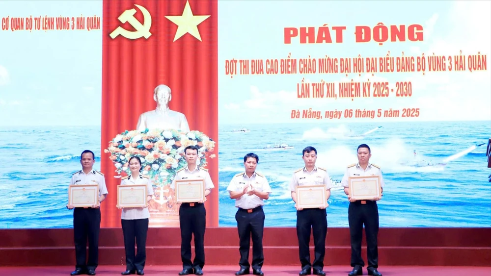 Trao thưởng các tập thể, cá nhân có thành tích tốt trong đợt thi đua “Thần tốc - Quyết thắng”. Ảnh: HOÀNG DIỆU 1.jpg