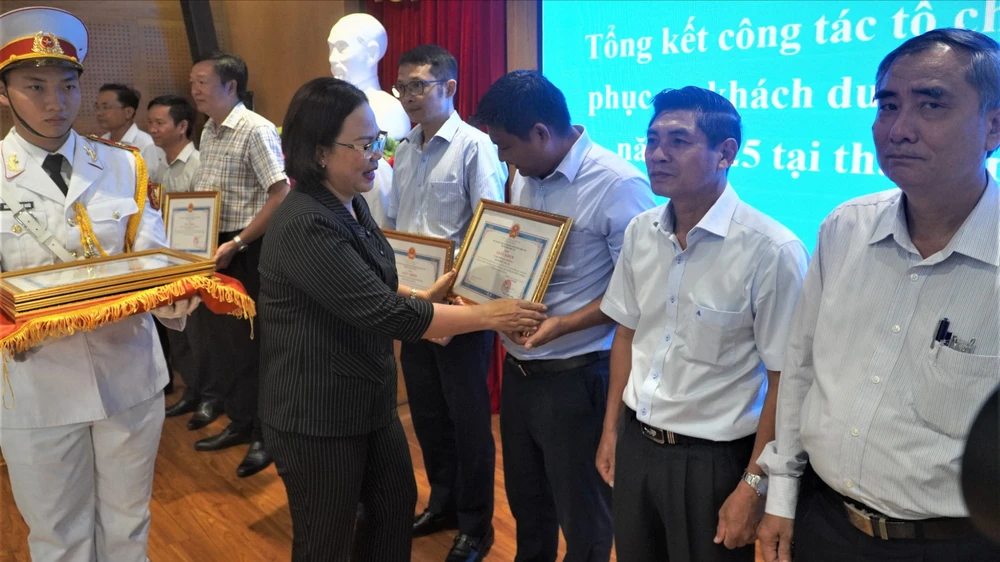 Lãnh đạo UBND TP Vũng Tàu tặng giấy khen cho các tập thể, cá nhân có thành tích xuất sắc trong công tác phục vụ khách du lịch dịp 30-4 và 1-5