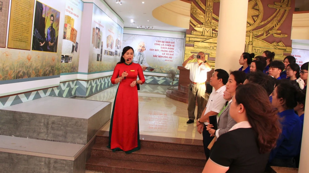 Các đại biểu nghe thuyết minh