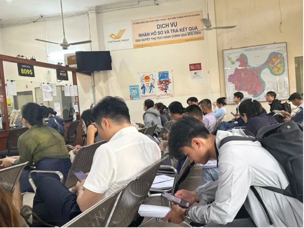 Người dân đến bộ phận một cửa UBND quận Bình Thạnh thực hiện thủ tục liên quan đến đất đai (ảnh chụp tháng 3-2025). Ảnh: Thanh Hiền Screenshot (17).png
