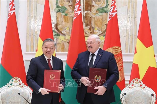 Tổng Bí thư Tô Lâm và Tổng thống Aleksandr Lukashenko ký Tuyên bố chung về việc thiết lập quan hệ Đối tác chiến lược Việt Nam - Belarus. Ảnh: Thống Nhất/TTXVN BELARUS-120525-1.jpg