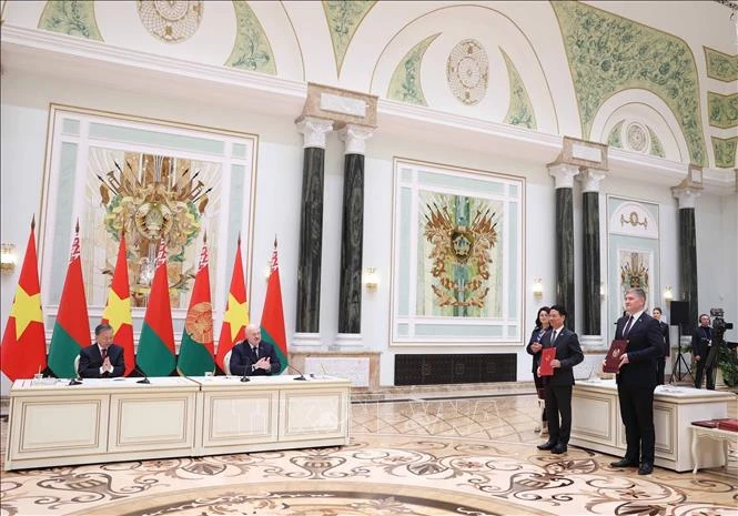 Tổng Bí thư Tô Lâm và Tổng thống Belarus Aleksandr Lukashenko chứng kiến Lễ trao Bản ghi nhớ giữa Bộ Khoa học và Công nghệ Việt Nam và Bộ Truyền thông và Tin học hóa Belarus về chuyển đổi số. Ảnh: Thống Nhất/TTXVN KH-CN1.jpg