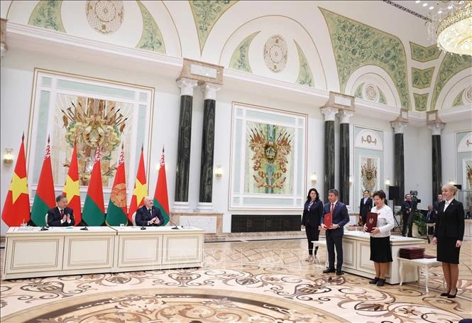 Tổng Bí thư Tô Lâm và Tổng thống Belarus Aleksandr Lukashenko chứng kiến Lễ trao Bản ghi nhớ giữa Liên hiệp các Tổ chức hữu nghị Việt Nam và Hiệp hội hữu nghị và giao lưu văn hóa với nước ngoài của Belarus. Ảnh: Thống Nhất/TTXVN vh-tt.jpg