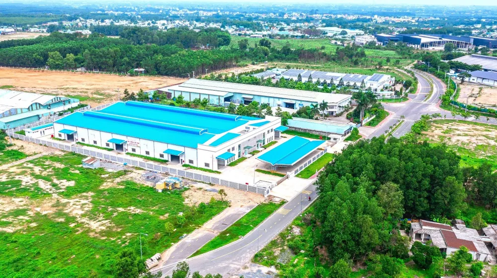 Nhà xưởng cho thuê tại KCN Thạnh Phú do Công ty Sonadezi Long Bình quản lý. Ảnh VĂN PHONG Nhà xưởng cho thuê tại KCN Thạnh Phú do Công ty Sonadezi Long Bình quản lý. Ảnh VĂN PHONG.jpg