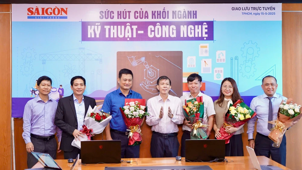 Phó Tổng Biên tập Phụ trách Báo SGGP Nguyễn Khắc Văn tặng hoa cho các khách mời 279f53ccf5a340fd19b2.jpg