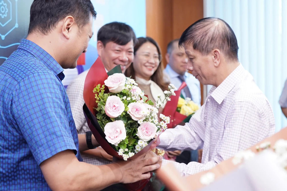 Phó Tổng Biên tập Phụ trách Báo SGGP Nguyễn Khắc Văn tặng hoa cho các khách mời 3e679e2e38418d1fd450.jpg