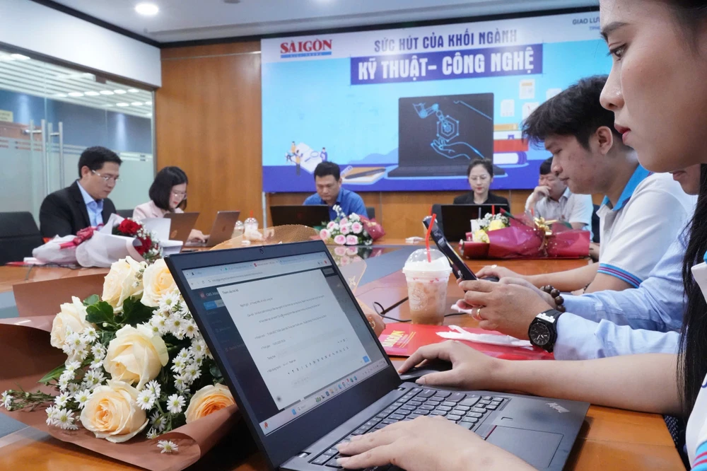 Quang cảnh buổi giao lưu trực tuyến 422dcbe4218a94d4cd9b.jpg