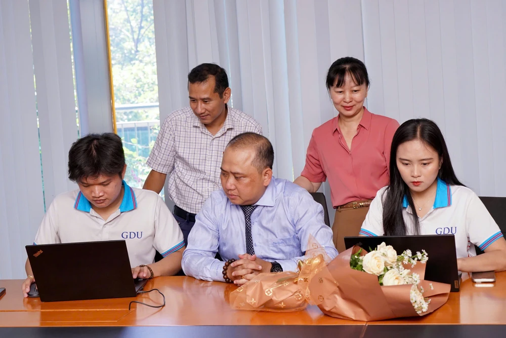 TS MAI ĐỨC TOÀN, Giám đốc Trung tâm Tuyển sinh – Truyền thông, Trường Đại học Gia Định (giữa) a38c7c9d04f3b1ade8e2.jpg