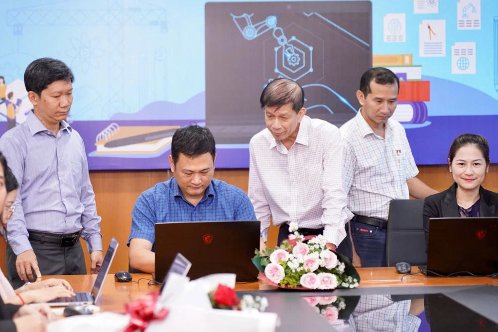 Phó Tổng Biên tập Phụ trách Báo SGGP Nguyễn Khắc Văn theo dõi nội dung giao lưu giữa khách mời và bạn đọc a64f772bd144641a3d55.jpg