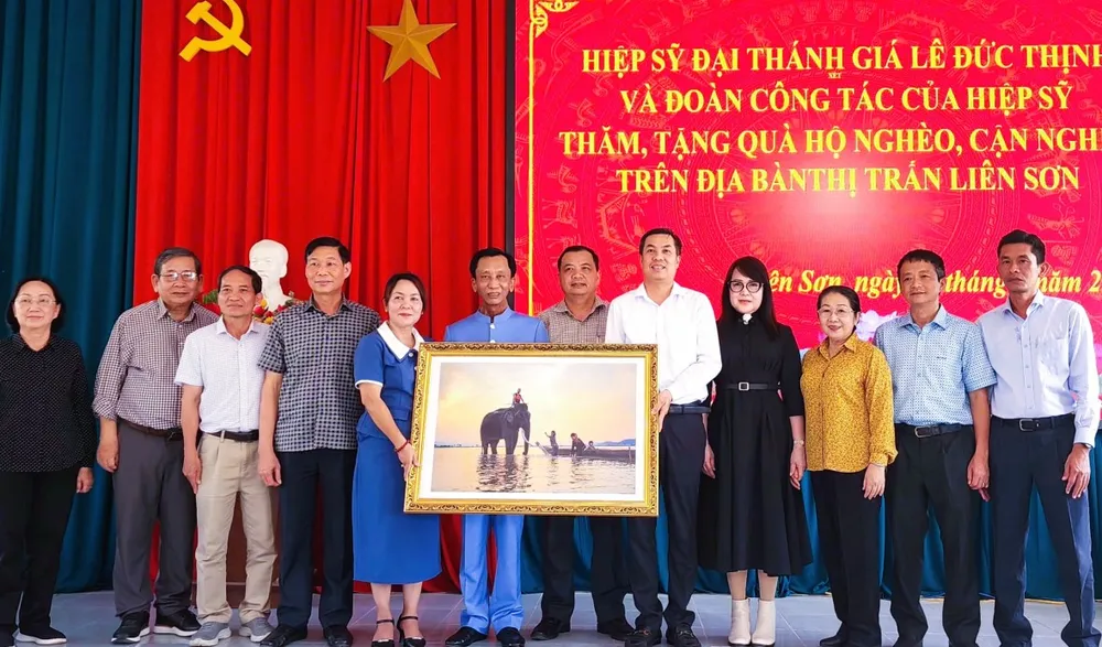 Đồng chí H Bình Rơ Yam cảm ơn và tặng bức tranh làm kỷ niệm cho đoàn công tác của Hiệp sĩ Đại Thánh Giá. Ảnh: An Luých anh-3-tranh20250514082149.jpg