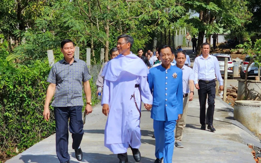 Đồng chí Đỗ Văn Phớn, nguyên Phó Trưởng Ban Tuyên giáo và Dân vận Trung ương (bên trái) và Hiệp sĩ Đại Thánh Giá Lê Đức Thịnh (bên phải) thăm cộng đoàn dòng Đa Minh tại thị trấn Liên Sơn. Ảnh: An Luých anh-4-daminh20250514082211.jpg