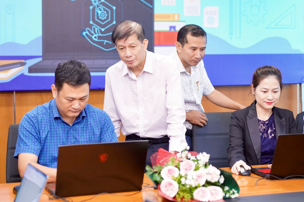 Phó Tổng Biên tập Phụ trách Báo SGGP Nguyễn Khắc Văn theo dõi nội dung giao lưu giữa Th.S Bùi Quang Trung và bạn đọc eda8a4d402bbb7e5eeaa (1).jpg