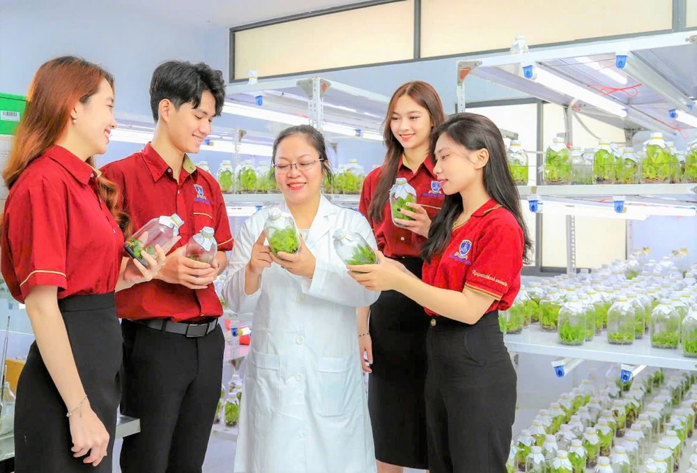 Giảng viên hướng dẫn sinh viên học thực hành.jpg