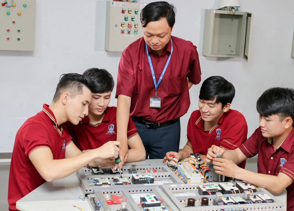 Sinh viên thực hành tại trường Ngành Điện - điện tử.jpg
