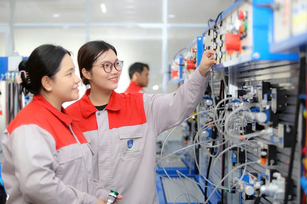 Sinh viên Trường ĐH Nguyễn Tất Thành thực tập tại trường Sinh viên ngành Điện - Điện tử học thực hành (1).jpg