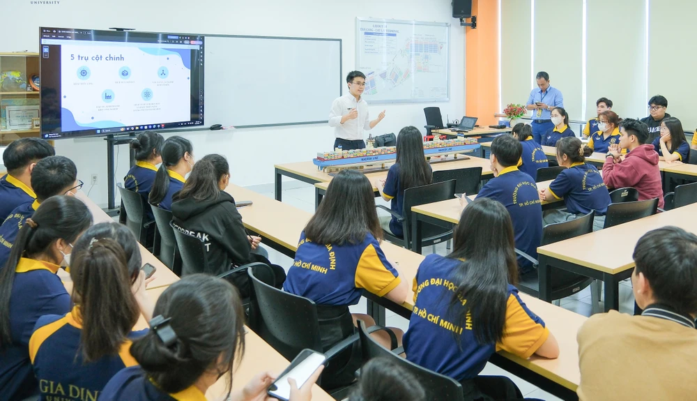 Sinh viên GDU trong giờ học Sinh viên Trường ĐH Gia Định trong giờ học thực hành .jpg