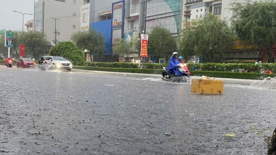 Trận mưa lớn ngày 13-5 làm ngập nhiều tuyến đường tại quận Ninh Kiều, TP Cần Thơ 13-5 30-4.jpg
