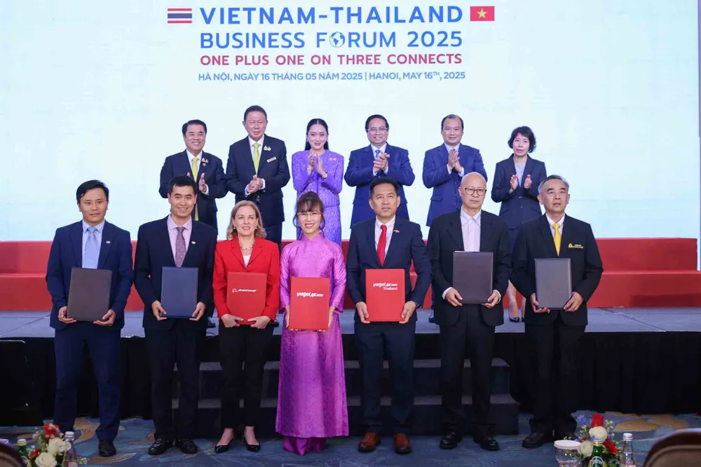Bà Penny Burtt, Chủ tịch Boeing vùng (thứ ba từ trái sang, hàng trước), Chủ tịch Vietjet Nguyễn Thị Phương Thảo (giữa, hàng trước) và Tổng giám đốc Vietjet Thái Lan Woranate Laprabang (thứ ba từ phải sang, hàng trước) trao thỏa thuận chuyển giao 50 tàu bay Boeing 737 cho Vietjet Thái Lan với sự chứng kiến của Thủ tướng Chính phủ Phạm Minh Chính và Thủ tướng Thái Lan Paetongtarn Shinawatra Thu-Tuong-VN2.jpg