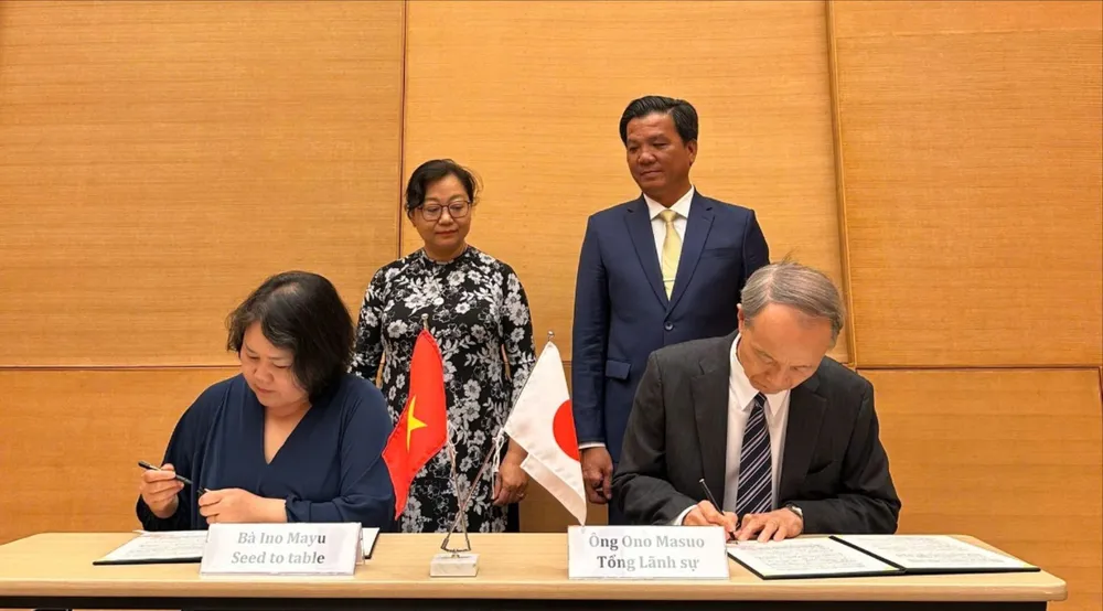Ông Ono Masuo, Tổng Lãnh sự Nhật Bản tại TPHCM và bà Ino Mayo, Trưởng Đại diện Tổ chức Seed to Table tại Lễ ký kết viện trợ không hoàn lại. (Ảnh: Tổng Lãnh sự quán Nhật Bản tại TPHCM) 1.jpg