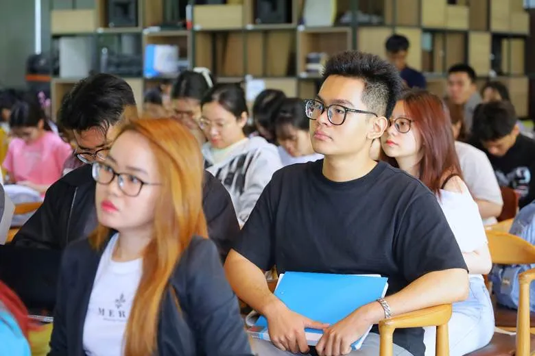 Khách mời chăm chú theo dõi sự kiện. Ảnh: Ngọc Minh tải xuống (1).jpg