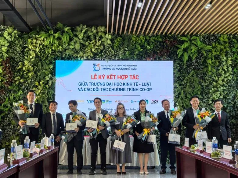 Đại diện Trường UEL ký kết hợp tác với các doanh nghiệp. Ảnh: Ngọc Minh tải xuống.jpg