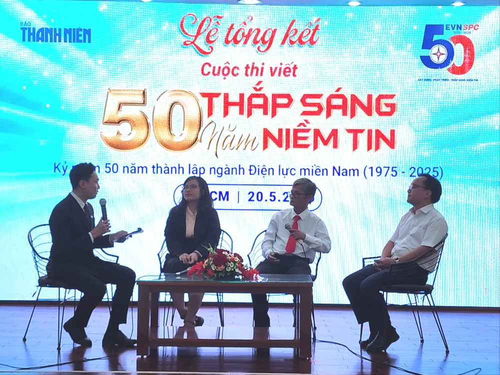 អ្នកនិពន្ធដែលទទួលបានរង្វាន់ធ្វើអន្តរកម្មក្នុងពិធីប្រគល់រង្វាន់ 1000015859.jpg
