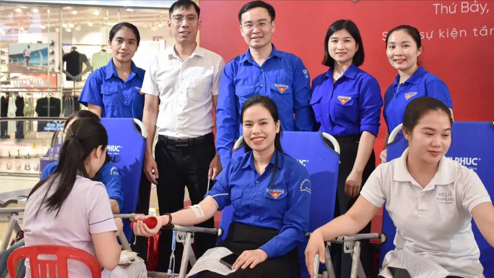 Đoàn viên thanh niên tham gia hiến máu tình nguyện