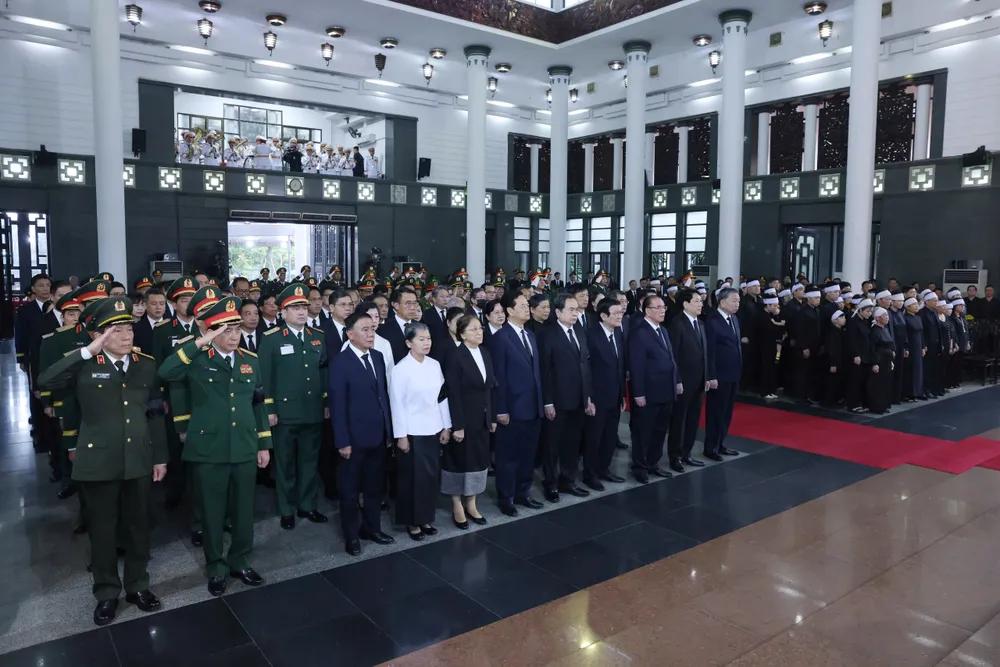Các đồng chí Lãnh đạo, nguyên Lãnh đạo Đảng, Nhà nước, cùng gia đình nguyên Chủ tịch nước Trần Đức Lương và các đại biểu dự Lễ truy điệu. Ảnh QUANG PHÚC le-truy-dieu-6-3188-4452.jpg