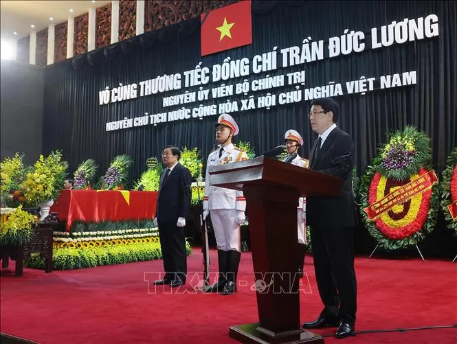 Ủy viên Bộ Chính trị, Chủ tịch nước Lương Cường, Trưởng Ban Lễ tang đọc Lời điếu. Ảnh: TTXVN truy-dieu-tran-duc-luong-25052025-06.jpg
