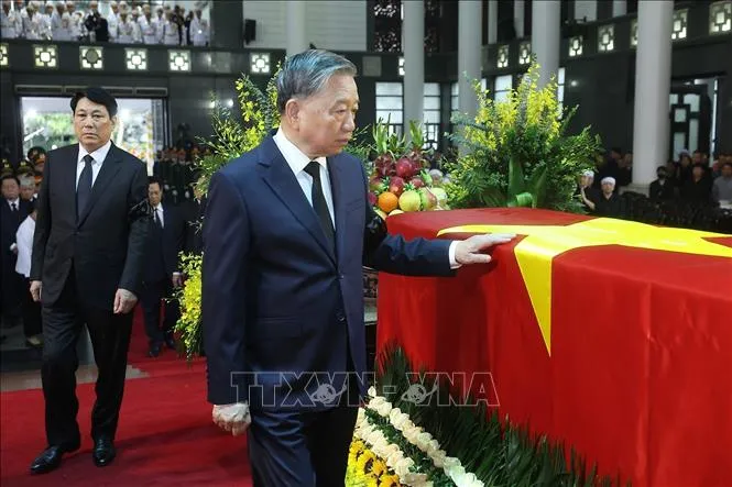 Tổng Bí thư Tô Lâm, Chủ tịch nước Lương Cường cùng các đại biểu đi vòng quanh linh cữu lần cuối, tiễn biệt nguyên Chủ tịch nước Trần Đức Lương. Ảnh: TTXVN truy-dieu-tran-duc-luong-25052025-13.jpg