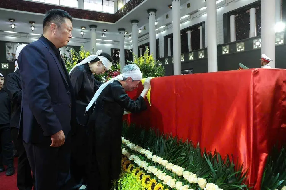 Gia quyến đi vòng quanh linh cữu lần cuối, tiễn biệt nguyên Chủ tịch nước Trần Đức Lương. Ảnh: TTXVN Z3h.jpg