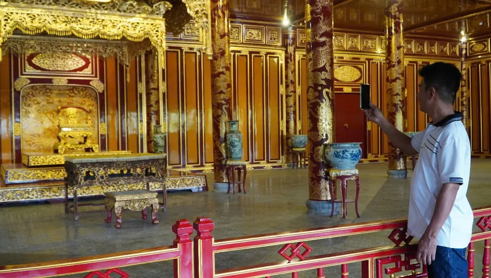 “Ngai vua triều Nguyễn” bản phục chế 1:1 trưng bày ở điện Thái Hòa để phục vụ khách tham quan sau khi bản gốc bị phá hỏng. Ảnh: VĂN THẮNG 1000016946.jpg