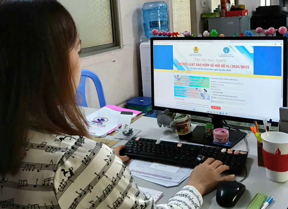 Công nhân viên chức và người lao động tham gia thi trực tuyến a5aef2fc5754e20abb45.jpg