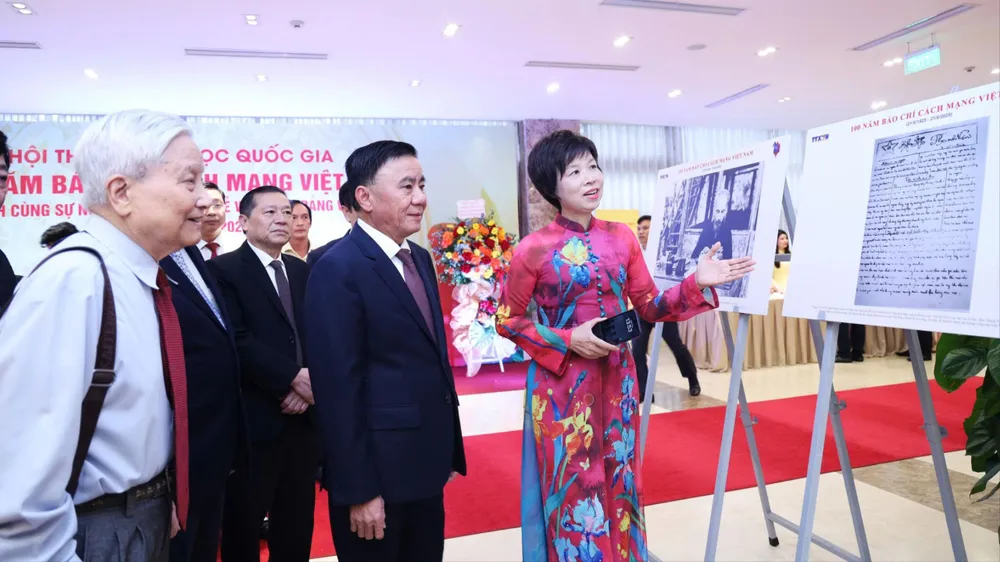 Các đại biểu tham quan trưng bày "100 năm Báo chí cách mạng Việt Nam đồng hành cùng sự nghiệp cách mạng vẻ vang của Đảng và dân tộc" bên lề hội thảo
